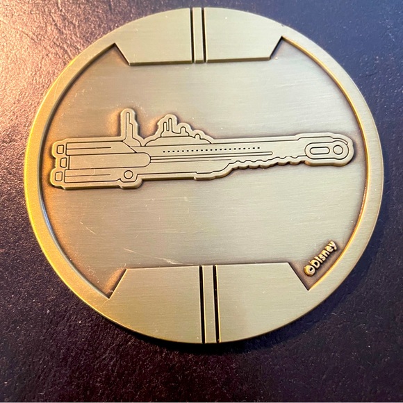 Halcyon Starcruiser large coin Star Wars Galactic Starcruiser - Picture 2 of 8